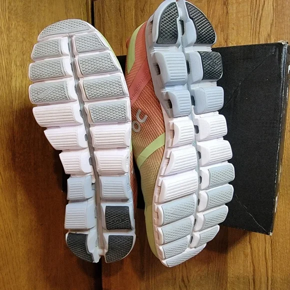 On Cloud Couldflow Running Shoes - Picture 9 of 10
